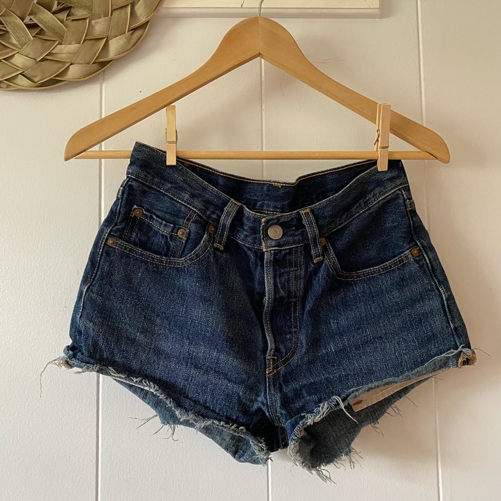 Dark blue Levi’s 501 jean shorts